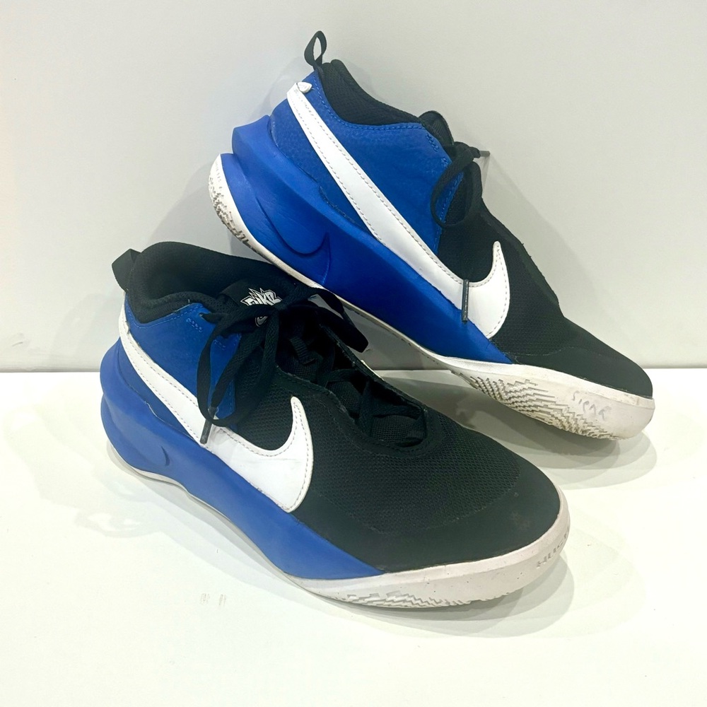 Nike Kid's Team Hustle D10 (GS) Basketball Shoe- hardly worn